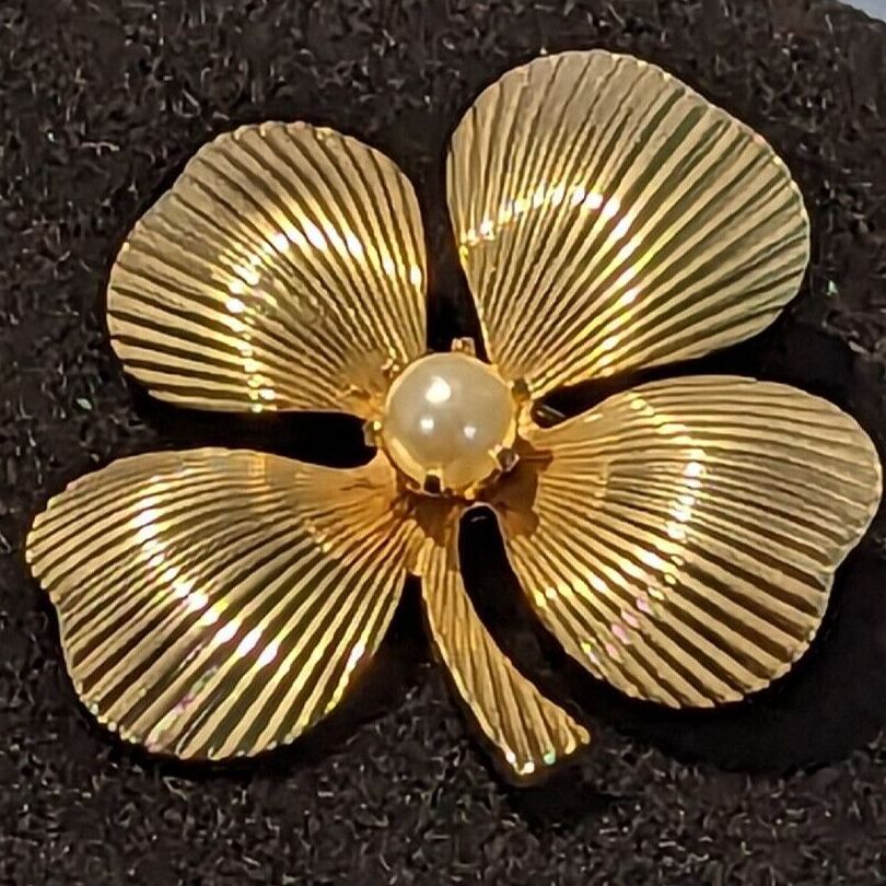 Vintage Four Leaf Clover Pearl Center Coro Pegasus